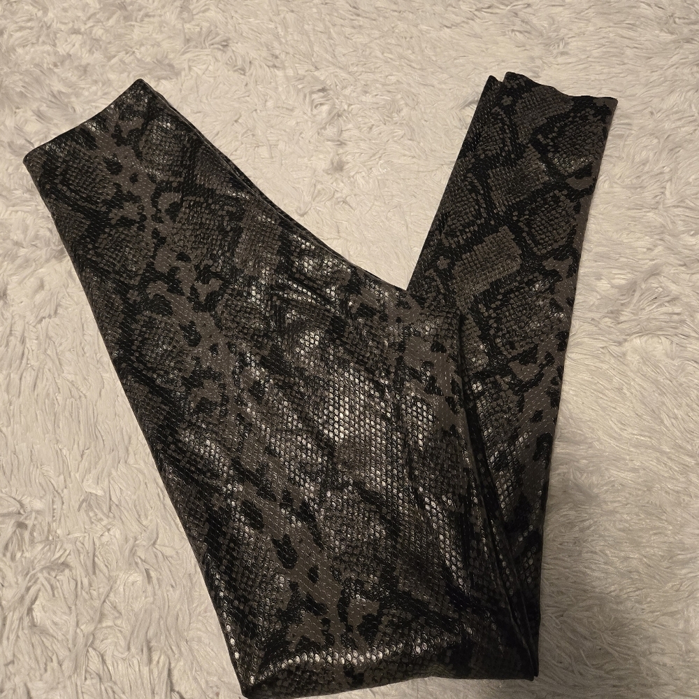 Commando Reptile Embossed Faux Leather Leggings in Grey Snakeskin  Size S - Picture 8 of 11